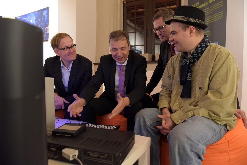 Vor dem Kleincomputer (KC) 85/3 philosophieren neben Landrat Kai Emanuel (2. v. l), die Experten Prof. Dr. Jeffrey Wimmer (links), MPZ-Plus-Leiter Dr. Benjamin Bigl und René Meyer (rechts). Foto: Landratsamt/Bley