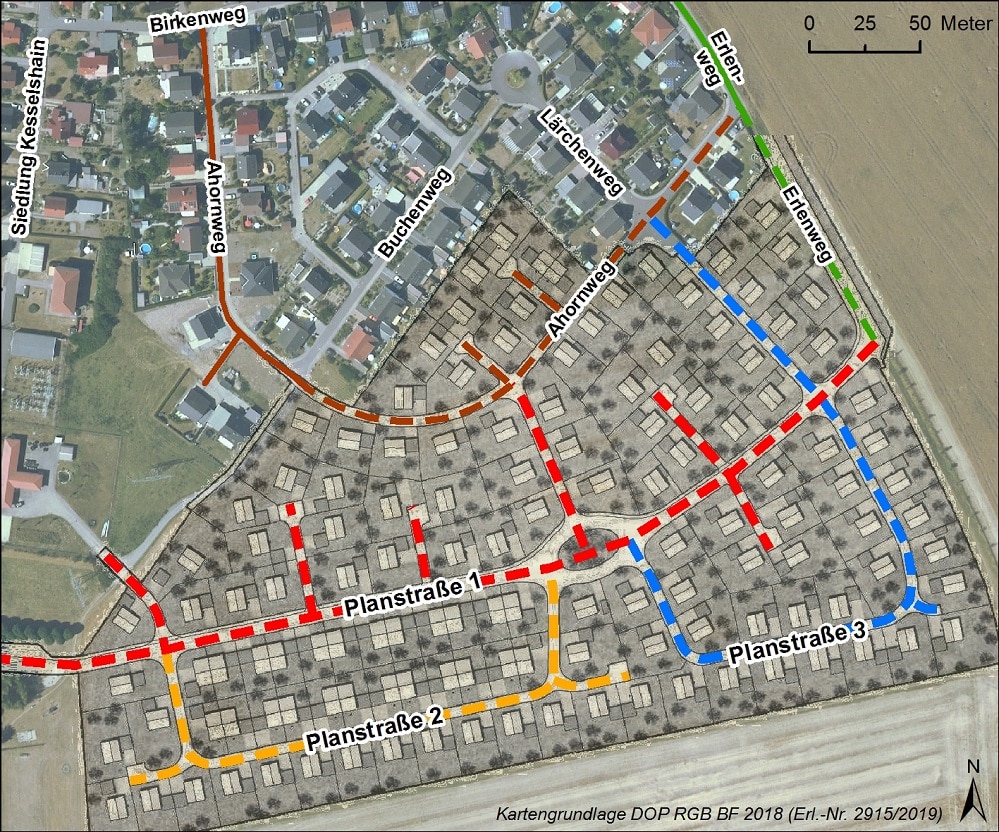 Auf dem rund 76.000 Quadratmeter großen Areal entstehen 130 neue Bauplätze für Einfamilien- und Doppelhäuser oder Bungalows. „Für die Straßen in dem neuen Wohngebiet suchen wir nun Straßennamen. In der benachbarten Siedlung Kesselshain sind die Straßen nach Baumarten benannt. Sie heißen zum Beispiel Birken-, Buchen oder Ahornweg. Dies muss natürlich in dem neuen Gebiet nicht zwangsläufig so fortgesetzt werden. Deshalb möchte ich alle Interessierten dazu einladen, uns Namensvorschläge zu unterbreiten. Am besten funktioniert das, über ein extra hierfür eingerichtetes Formular auf unserer Webseite www.borna.de. Hier hat jeder die Möglichkeit eigene Vorschläge zu machen. Dafür müssen lediglich der Name, eine Wohnanschrift, eine Telefonnummer sowie E-Mail-Adresse und selbstverständlich die Namensvorschläge angegeben werden“, erklärt Oberbürgermeisterin Simone Luedtke. Gesucht wird ein Name für die Haupterschließungsstraße, der nach Möglichkeit auf „-straße“ enden soll sowie zwei weitere Namen für die Nebenstraßen im neuen Wohngebiet, die möglichst auf „-weg“ enden sollen. Jeder Teilnehmer hat bis zum 30. Januar 2020 die Möglichkeit, jeweils einen Vorschlag für die drei neu zu benennenden Straßen zu unterbreiten. Aus den Vorschlägen wählt der Stadtrat im kommenden Jahr die Namen für die neuen Straßen in unserem Wohngebiet am Lerchenberg aus. Foto: STDV Borna