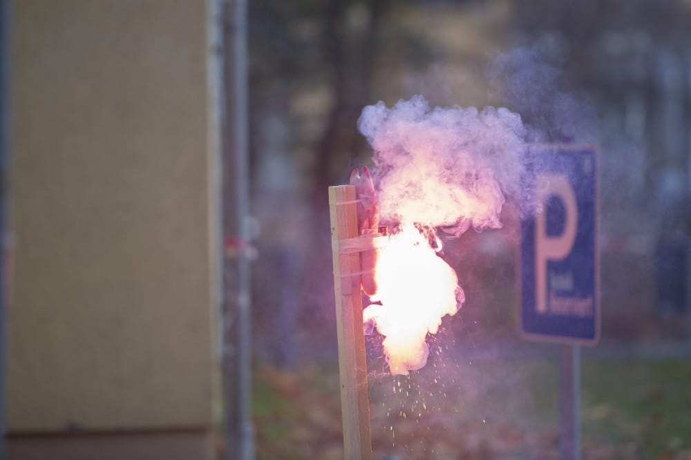 Erst kommt die Stichflamme, dann der extrem laute Knall und die Druckwelle: Wenn ein Böller, der hierzulande nicht zugelassen ist, explodiert, klingeln die Ohren. An der Schweinepfote ist anschließend gut zu erkennen, welche Schäden diese Detonation an einer menschlichen Hand hinterlassen hätte. Foto: Stefan Straube / UKL