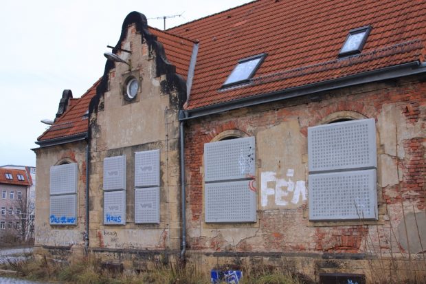 Das ehemals bestzte Gebäude, mittlerweile gut gesichert gegen neue Bewohner. Sozusagen der Gründungsort der Punkwerkskammer. Foto: L-IZ.de
