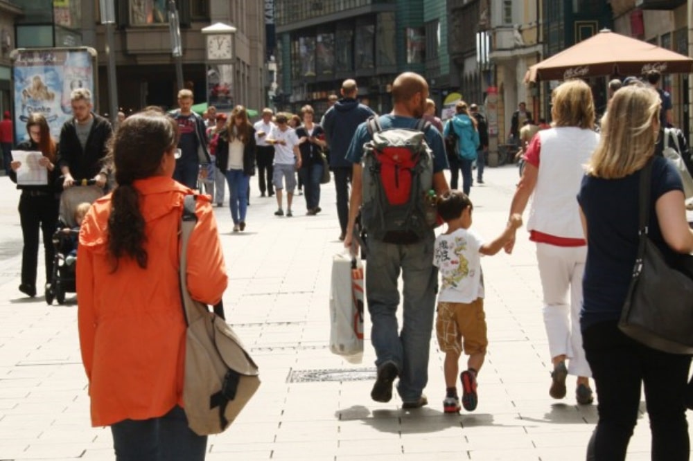 Ein Einkaufsbummel mit der Familie kann auch Spaß machen. Foto: Ralf Julke