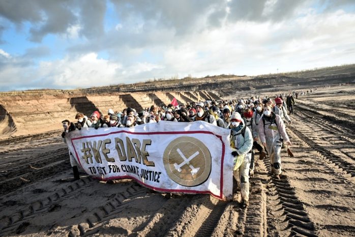 Aus dem „How dare you“ von Greta Thunberg wird bei „Ende Gelände“ ein „wir wagen es“. Foto: Tim Wagner