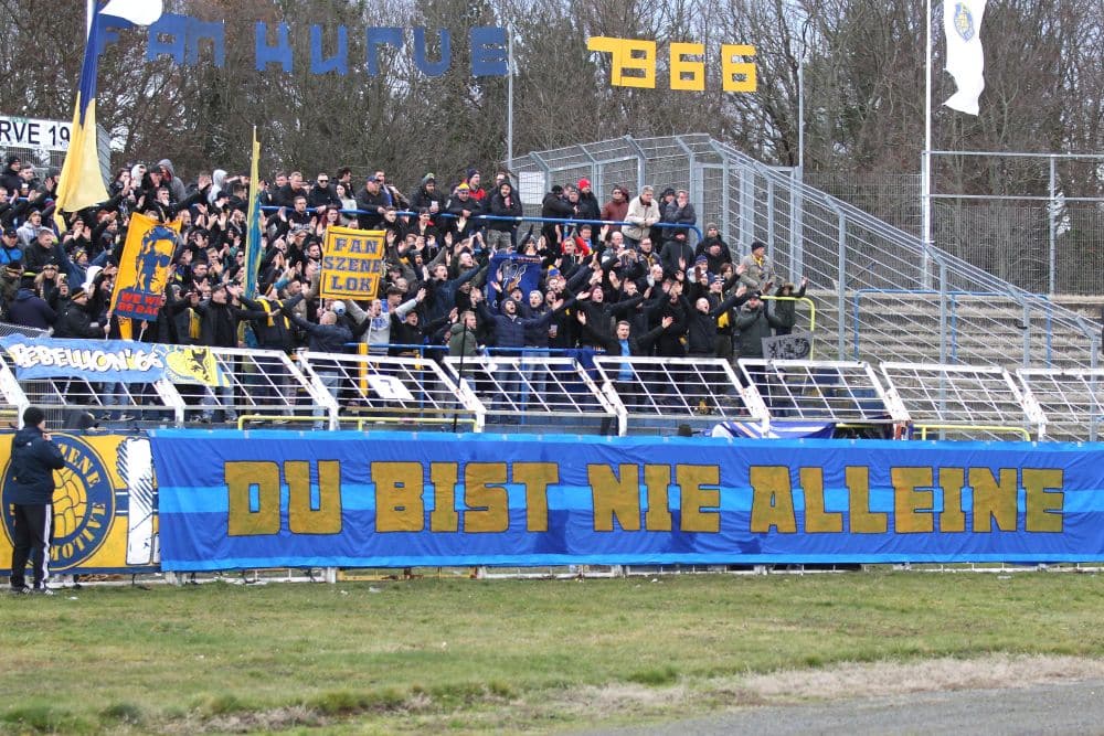 Fans des 1. FC Lok Leipzig sammeln unter dem Motto "Du bist nie alleine" Spenden. Foto: Jan Kaefer