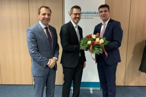 Landrat Henry Graichen (r.) und Geschäftsführer Mike Schuffenhauer (l.) wünschen Herrn Dr. Gregor Fitzel einen guten Start und viel Erfolg. Foto: Muldentalkliniken