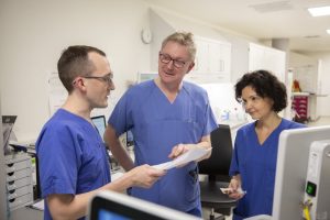 Oberarzt Dr. Jörn-Sven Kühl (Mi.), von der Abteilung für Pädiatrische Onkologie, Hämatologie und Hämostaseologie am UKL, bespricht mit Dr. Sven Starke und Schwester Franziska Herrmann die weitere Behandlung der Patienten. Foto: Stefan Straube/UKL