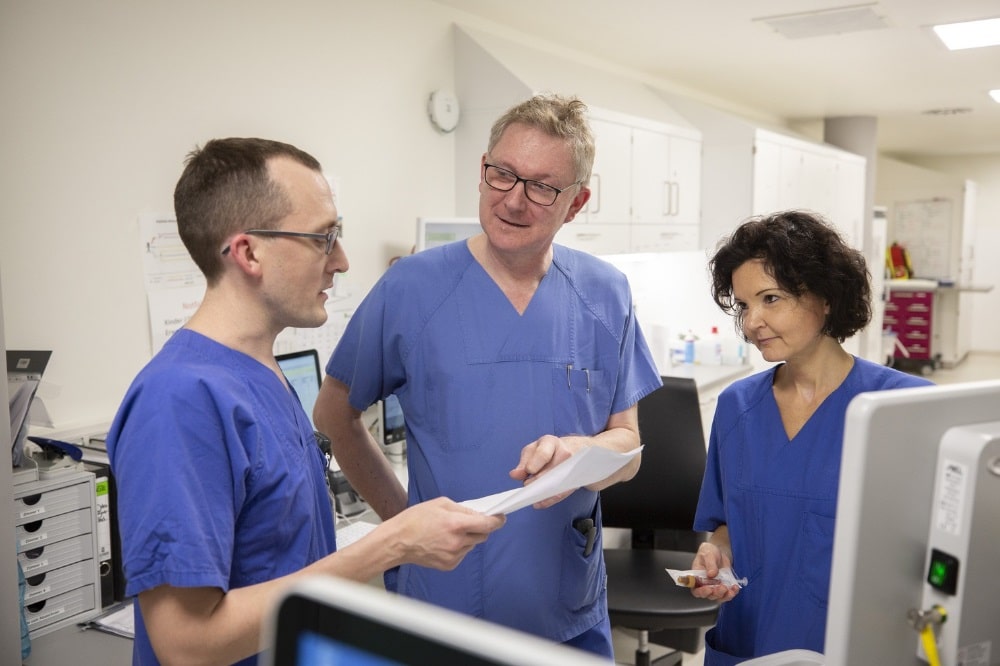 Oberarzt Dr. Jörn-Sven Kühl (Mi.), von der Abteilung für Pädiatrische Onkologie, Hämatologie und Hämostaseologie am UKL, bespricht mit Dr. Sven Starke und Schwester Franziska Herrmann die weitere Behandlung der Patienten. Foto: Stefan Straube/UKL