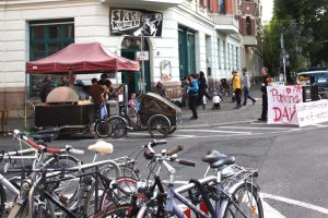Die "Speisekammer" in Leipzig Schleu&szlig;ig (hier am "Parking Day") ist auch Verkaufsstelle der LZ. Foto: L-IZ.de