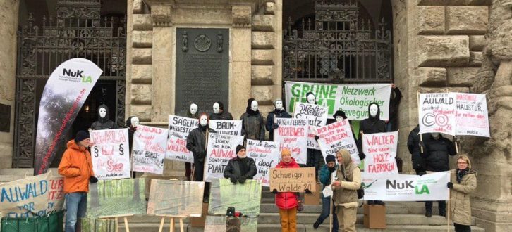 Protestaktion vom NuKLA e.V. und Grüne Liga am 11. Dezember 2019 vor dem Rathaus Leipzig. Foto: L-IZ.de