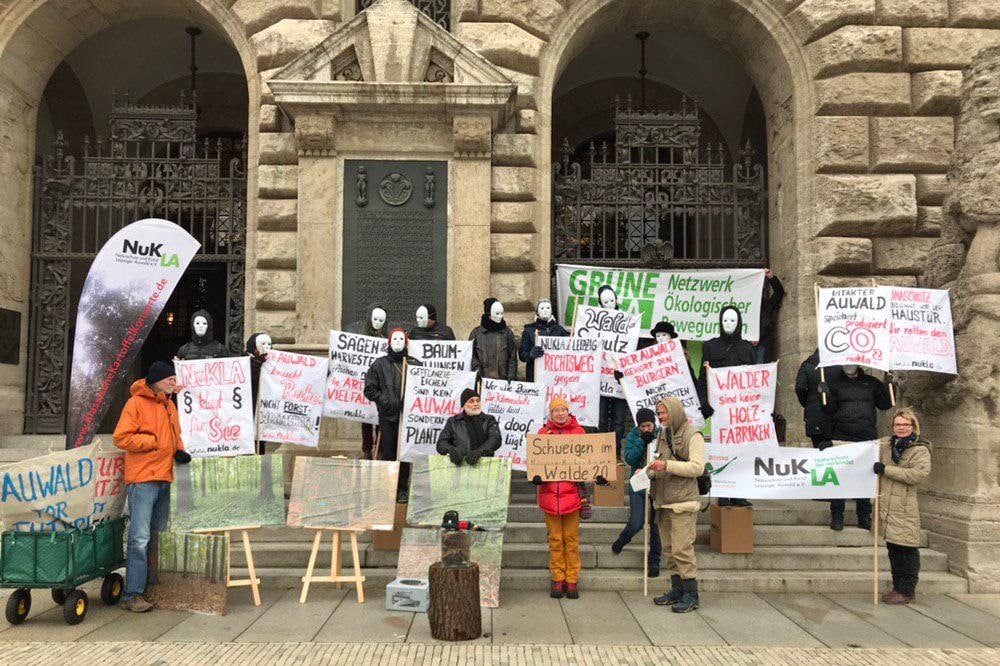 Protestaktion vom NuKLA e.V. und Grüne Liga am 11. Dezember 2019 vor dem Rathaus Leipzig. Foto: L-IZ.de