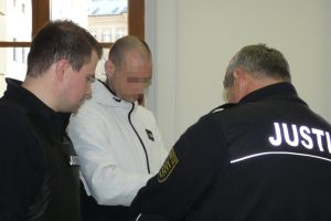 Justizwachtmeister nehmen Ronny R. (36) im Gerichtssaal die Handfesseln ab. Foto: Lucas Böhme