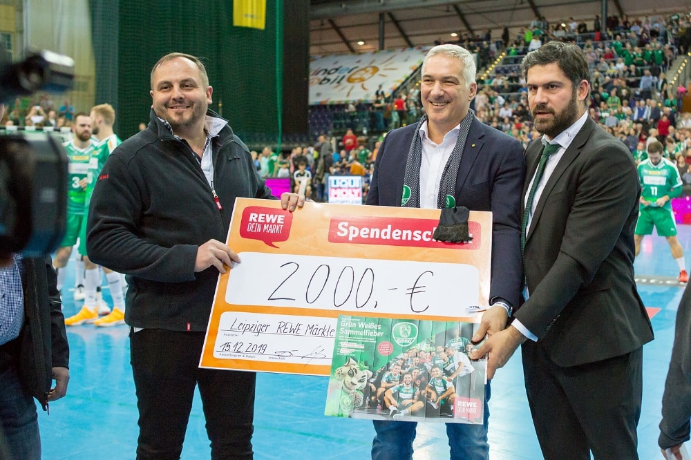 Karsten Günther (Geschäftsführer SC DHfK Leipzig), Alexander Malios (Vorstandsvorsitzender der Leipziger Kinderstiftung) und Daniel Reiche (REWE-Partnerkaufmann) bei der Scheckübergabe. Foto: Karsten Mann