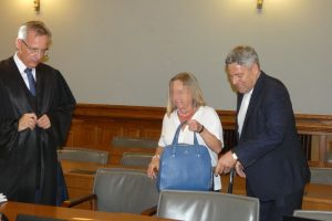 Soll 20.400 Euro Geldstrafe zahlen: Oberstaatsanwältin Elke M. (54), hier bei Prozessbeginn mit ihren Verteidigern Michael Stephan (l.) und Curt-Matthias Engel. Foto: Lucas Böhme