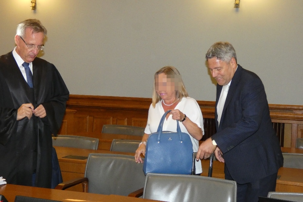 Soll 20.400 Euro Geldstrafe zahlen: Oberstaatsanwältin Elke M. (54), hier bei Prozessbeginn mit ihren Verteidigern Michael Stephan (l.) und Curt-Matthias Engel. Foto: Lucas Böhme