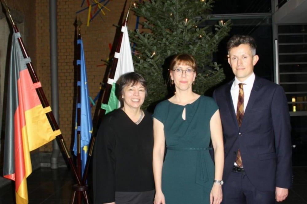Staatsministerin Katja Meier mit Staatssekretärin Dr. Gesine Märtens (links) und Staatssekretär Mathias Weilandt © SMJus