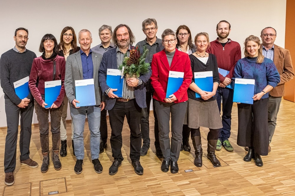 UFZ-Forschungspreisträger 2019. (v.l.n.r.:): Dr. David López Herráez, Annette Schmidt, Dr. Christin Müller, Prof. Rolf Altenburger, Dr. Tobias Schulze, Dr. Werner Brack, Dr. Martin Krauss, Silke Rattei, Janet Krüger, Dr. Wibke Busch, Dr. Andreas Schüttler, Gianina Jakobs, Dr. Ralph Kühne (nicht im Bild: Prof. Beate Escher, Prof. Gerrit Schüürmann) Bild: Klaus-Dieter Sonntag