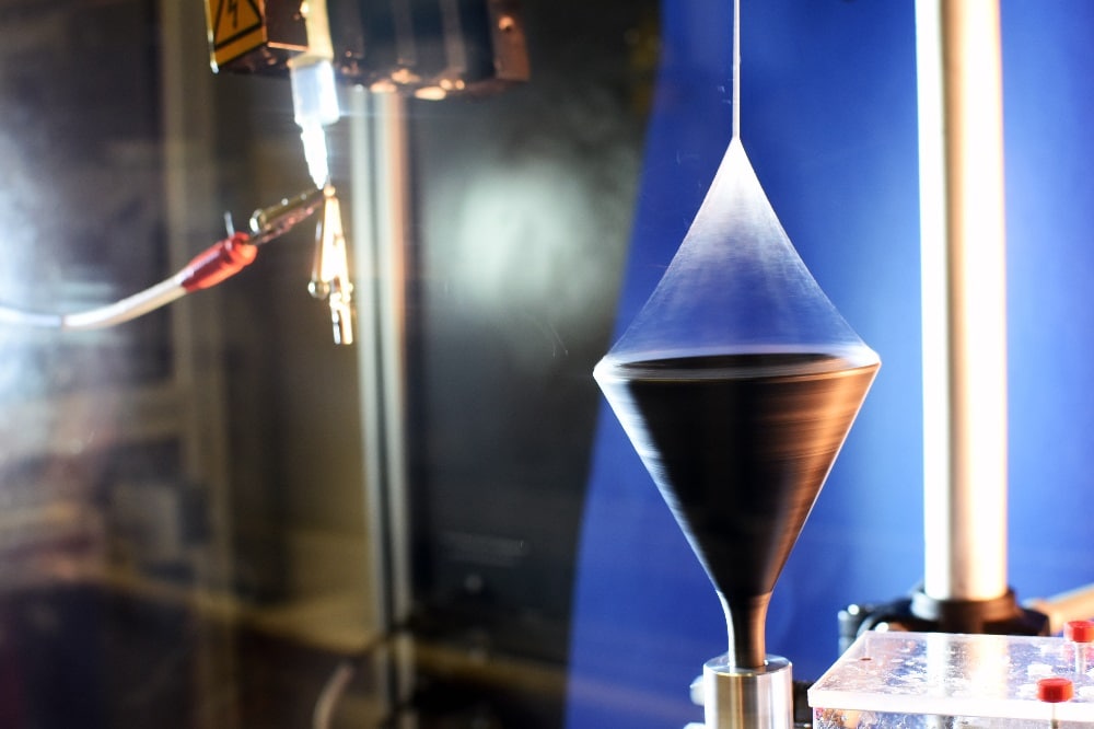 Verstreckung einer multifibrillaren Polyacrylnitrilfaser. Foto: Jürgen Rennecke/Universität Bayreuth