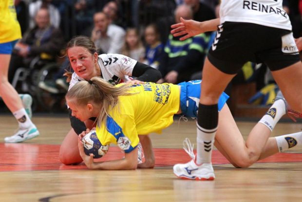 Auch am Boden liegend lässt sich Julia Weise den Ball nicht entreißen. Foto: Jan Kaefer