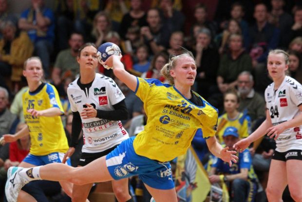 Stefanie Hummel erzielt einen ihrer fünf Treffer. Foto: Jan Kaefer