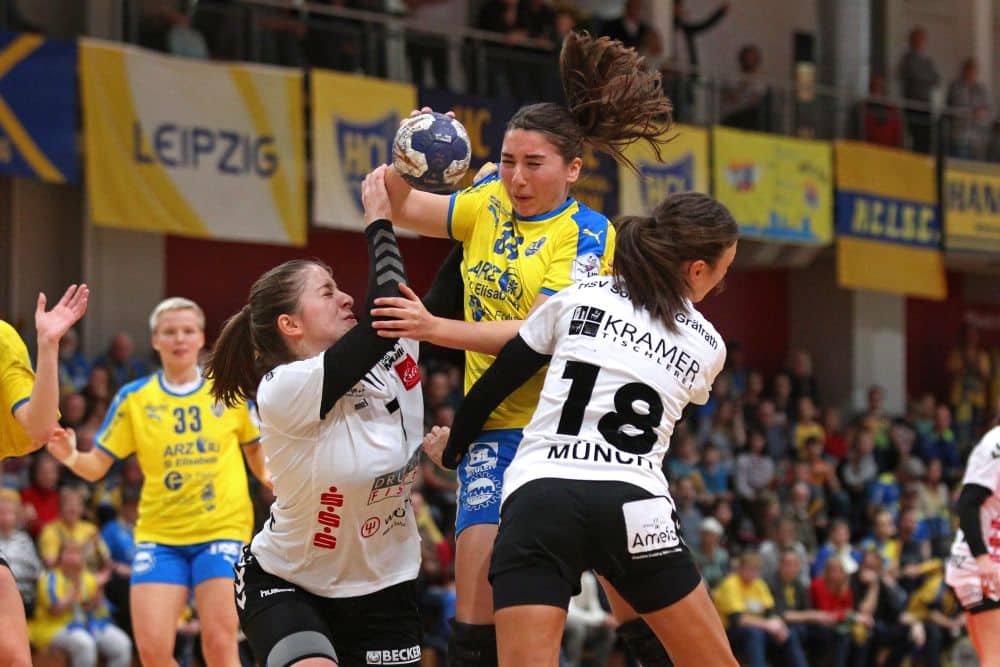 Laura Majer kann hier von zwei Abwehrspielerinnen nur mit Mühe gestoppt werden. Foto: Jan Kaefer