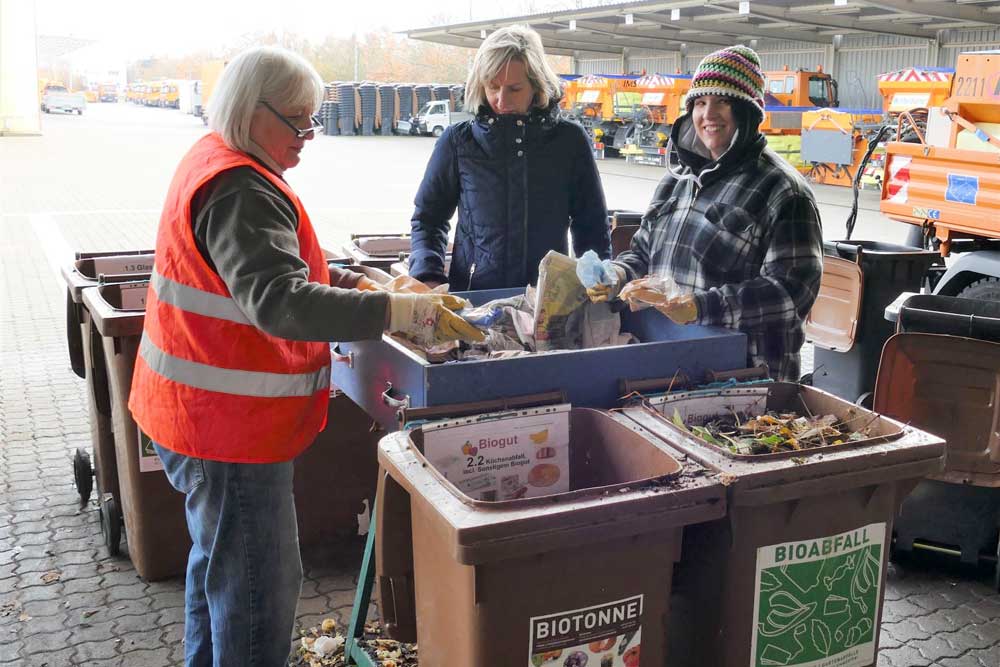 Ingrid Sabrowski präsentiert Elke Franz mehrere Fremdstoffe, die in der Biotonne gelandet sind. Foto: Stadtreinigung Leipzig