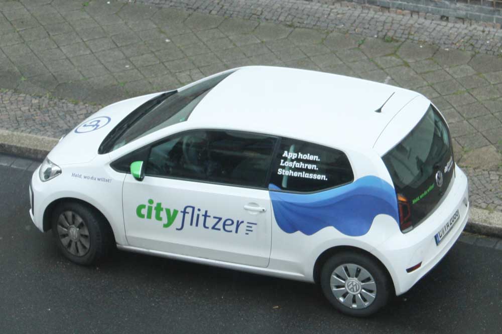 Cityflitzer am Straßenrand. Foto: Ralf Julke