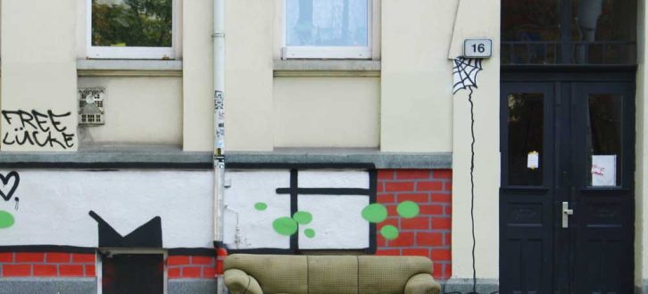 Couch und Graffiti in Connewitz. Foto: Ralf Julke