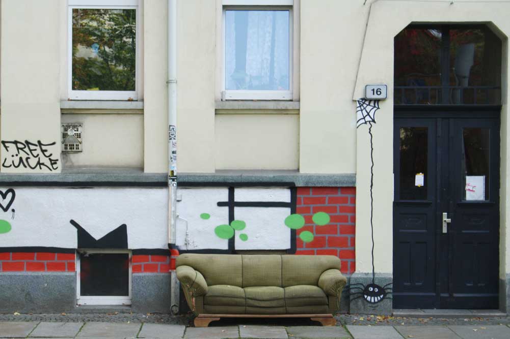 Couch und Graffiti in Connewitz. Foto: Ralf Julke