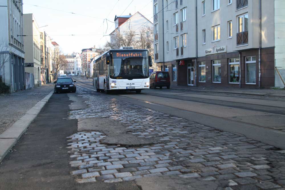 Abgefahrenes Pflaster: die Dieskaustraße in Kleinzschocher. Foto: Ralf Julke