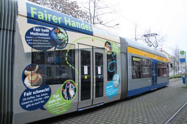 So wirbt die Linie 11 jetzt für Fairen Handel. Foto: Ralf Julke