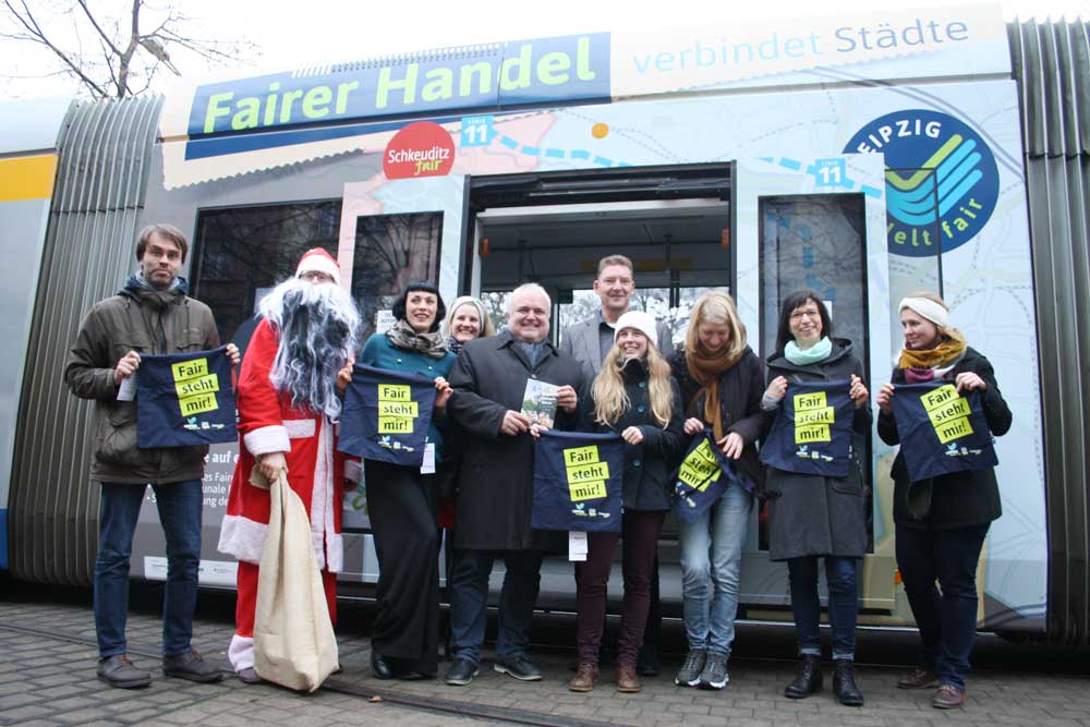 Fairtrade-Bahn. Fairtrade-Engagierte und Weihnachtsmann. Foto: Ralf Julke