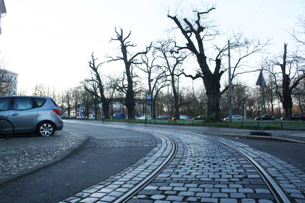 Die Feuerbachschleife in der Kurve in die Max-Planck-Straße. Foto: Ralf Julke