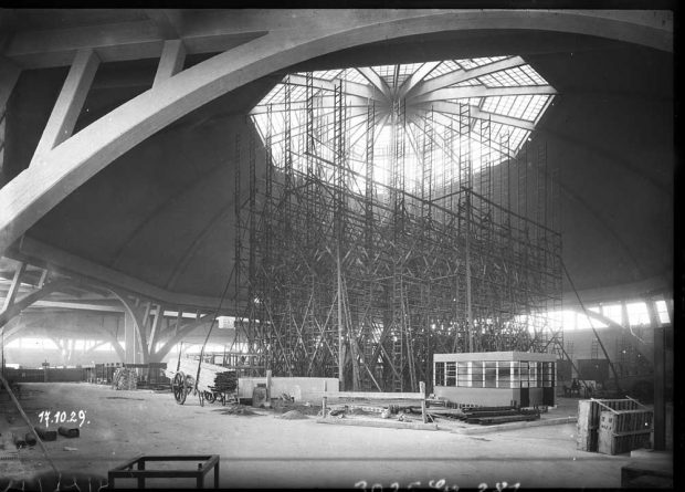 Aufbau der Holzgerüste in der Großmarkthalle, um die Glaskuppel einzusetzen. Foto: Atelier Walter, Stadtgeschichtliches Museum Leipzig