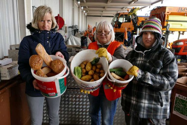 Elke Franz (links), Kaufmännische Betriebsleiterin der Stadtreinigung Leipzig, und Ingrid und Yvonne Sabrowski vom beauftragten Ingenieurbüro zeigen noch gut erhaltene Lebensmittel, die im Bioabfall gelandet sind. Foto: Stadtreinigung Leipzig