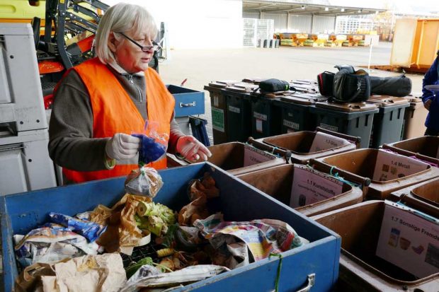 Ingrid Sabrowski sortiert den Bioabfall und findet immer wieder Plastiktüten. Foto: Stadtreinigung Leipzig