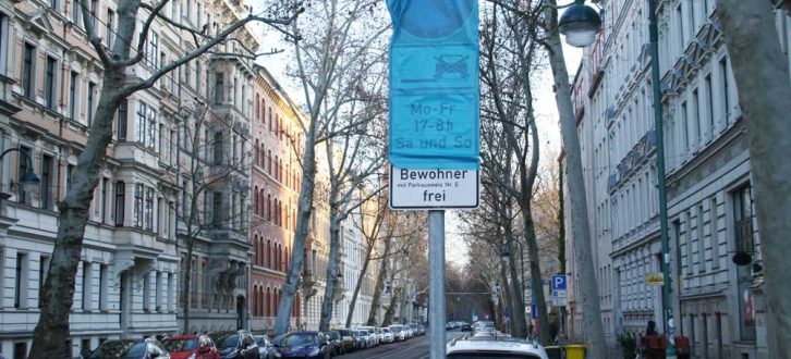 Noch verhüllt: Schild zum Bewohnerparken im Waldstraßenviertel. Foto: Ralf Julke