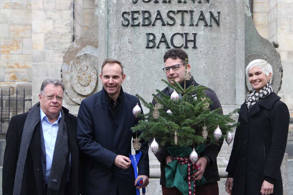 Walter Christian Steinbach, Michael Maul, Thomaspfarrer Martin Hundertmark und die Sopranistin Julia Sophie Wagner mit symbolischem Setzling. Foto: Bacharchiv Leipzig