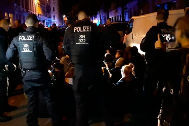 Sitzblockade gegen eine Abschiebung in der Nacht vom 9. auf den 10. Juli 2019. Foto: L-IZ.de