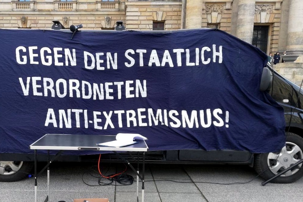 Die Demo vor der Tür half erst einmal nichts. Indymedia.Linksunten bleibt verboten. Foto: LIZ.de