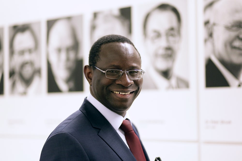 Einschusslöcher am Bürgerbüro des SPD-Bundestagsabgeordneten Karamba Diaby. Foto: Ute Langkafel