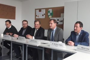 Pressekonferenz mit Sozialbürgermeister Thomas Fabian (3.v.l.) und Oberbürgermeister Burkhard Jung (4.v.l.). Foto: René Loch