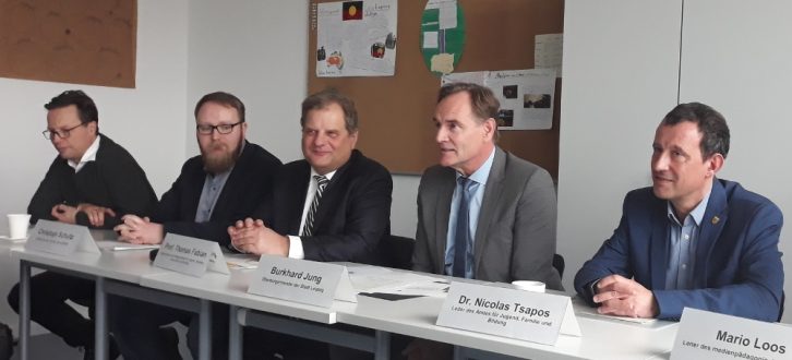 Pressekonferenz mit Sozialbürgermeister Thomas Fabian (3.v.l.) und Oberbürgermeister Burkhard Jung (4.v.l.). Foto: René Loch