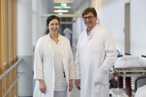 Dr. Katja Wartenberg, Ober&auml;rztin an der Klinik und Poliklinik f&uuml;r Neurologie und Prof. Dr. J&uuml;rgen Meixensberger, Direktor der Klinik f&uuml;r Neurochirurgie des UKL, untersuchen, wie es Patienten, die eine Hirnblutung erlitten haben, auf lange Sicht geht und wie die genaueren Langzeitprognosen erstellt werden k&ouml;nnen &ndash; mittels Prognose-Skalen oder doch besser durch Einsch&auml;tzungen der behandelnden &Auml;rzte und Pflegenden. Foto: Stefan Straube / UKL