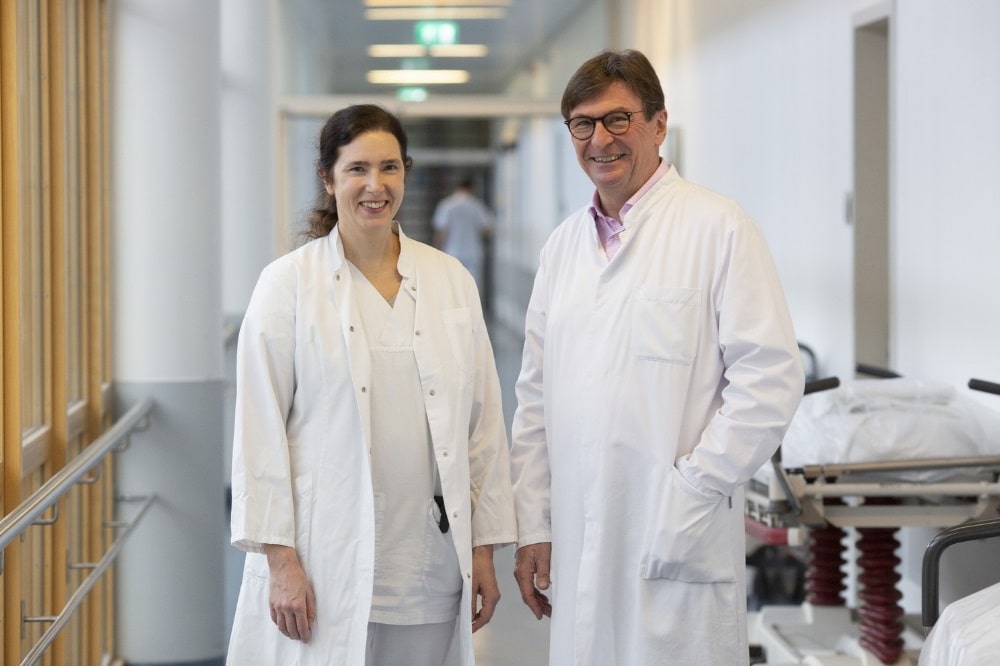 Dr. Katja Wartenberg, Oberärztin an der Klinik und Poliklinik für Neurologie und Prof. Dr. Jürgen Meixensberger, Direktor der Klinik für Neurochirurgie des UKL, untersuchen, wie es Patienten, die eine Hirnblutung erlitten haben, auf lange Sicht geht und wie die genaueren Langzeitprognosen erstellt werden können – mittels Prognose-Skalen oder doch besser durch Einschätzungen der behandelnden Ärzte und Pflegenden. Foto: Stefan Straube / UKL