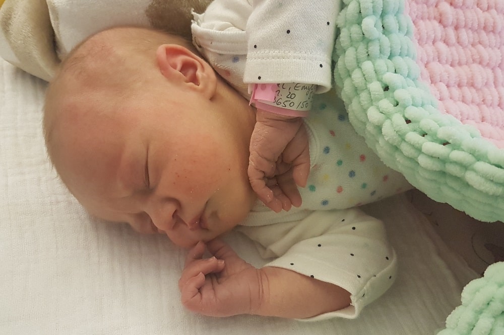 Emilya Hope ist das erste Neujahrsbaby in Schkeuditz und erblickte am Neujahrsmorgen 5:22 Uhr das Licht der Welt. Quelle: Helios Klinik Schkeuditz