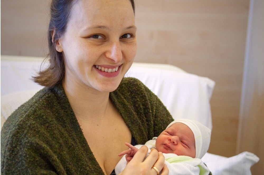 Martha Anouk Riedel kam als letztes Baby des Jahres 2019 am UKL am frühen Silvesterabend auf die Welt. Ihre Mutter Susanna Riedel hält sie glücklich im Arm. Foto: Hagen Deichsel / UKL