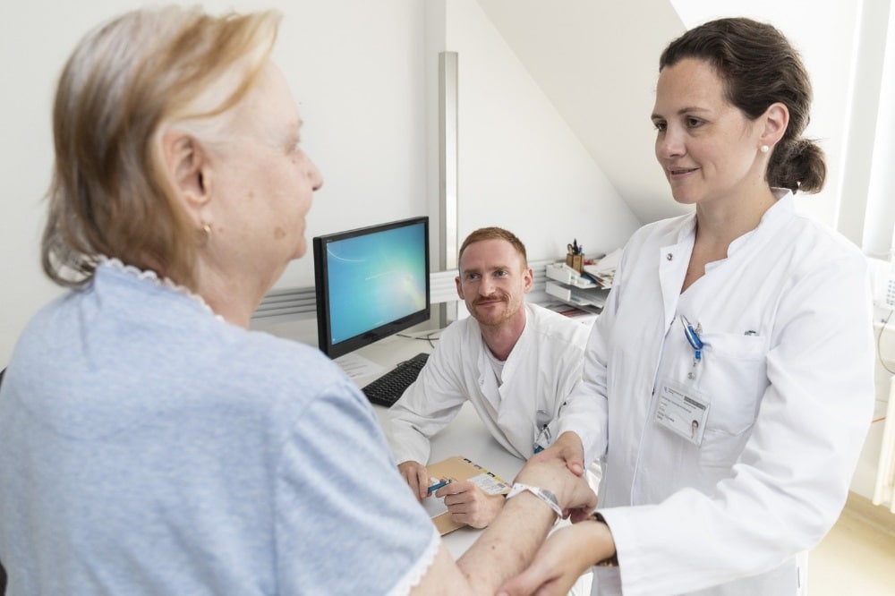 Oberärztin Dr. Anna-Theresa Seitz (re.) und Dr. Johannes Kohlmann (Mi.) von der UKL-Hautklinik suchen Patienten für eine Studie, die zeigen soll, ob eine spezielle Diät Einfluss auf den Behandlungserfolg bei Schuppenflechte nehmen kann. Foto: Stefan Straube / UKL