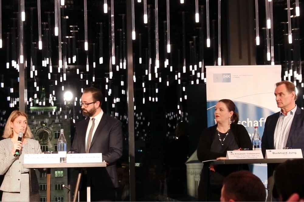 Treffen jetzt fast täglich aufeinander, wie hier beim Wahl-Podium der IHK - die gesamt acht kandidaten zur OBM-Wahl 2020 in Leipzig. Foto: L-IZ.de