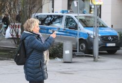 Veronika Bellmann (CDU) hat was entdeckt und macht ein schnelles Foto von FFF Leipzig. Foto: L-IZ.de