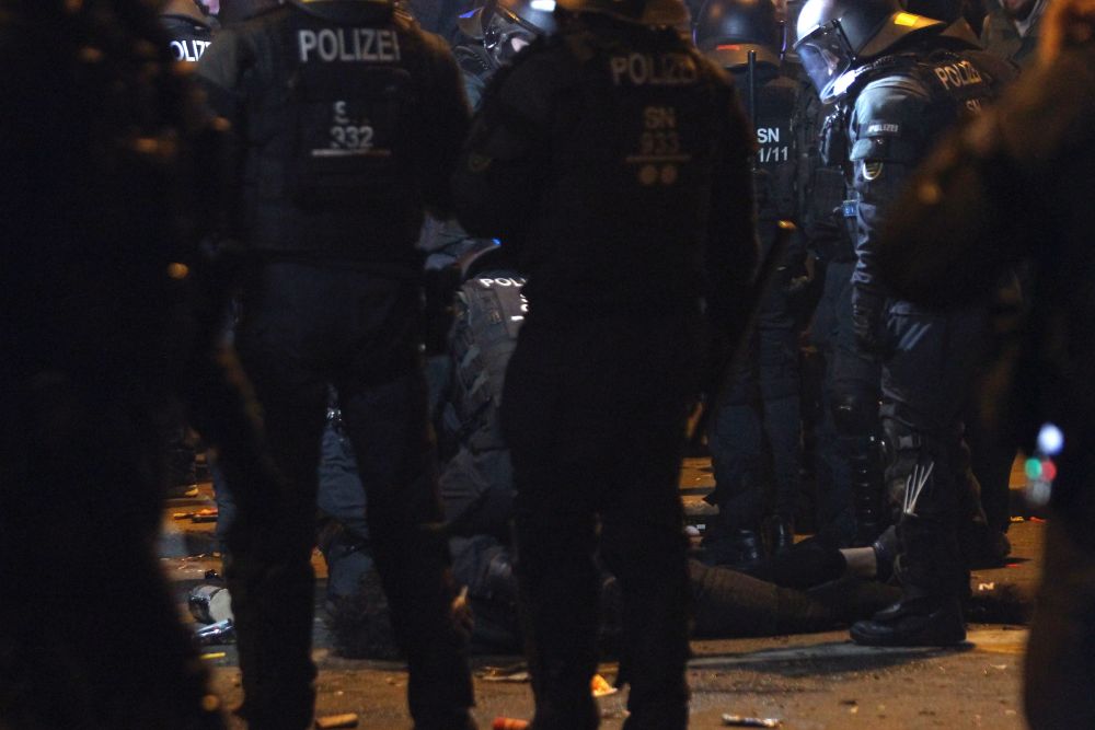 Leipzig, Silvester 2019/20. Ein Mann blieb bewusstlos liegen nach den Ingewahrsamnahmen am Connewitzer Kreuz. Foto: Jan Kaefer