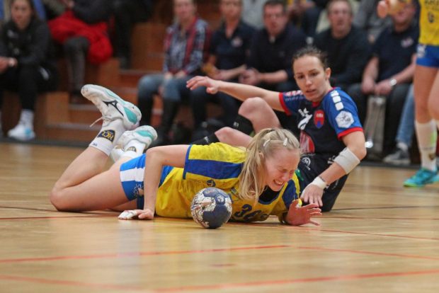 Schmerzen nach einem Foul an Stefanie Hummel. Foto: Jan Kaefer